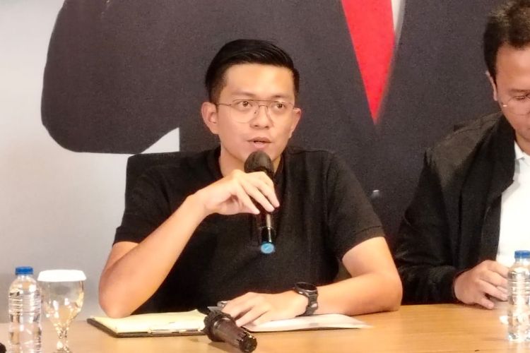 Wakil Direktur Hukum Tim Pemenangan Nasional (TPN) Ganjar Pranowo-Mahfud MD, Heru Muzaki dalam konferensi pers di Media Center TPN, Jalan Cemara 19, Jakarta Pusat,Jumat (17/11/2023).