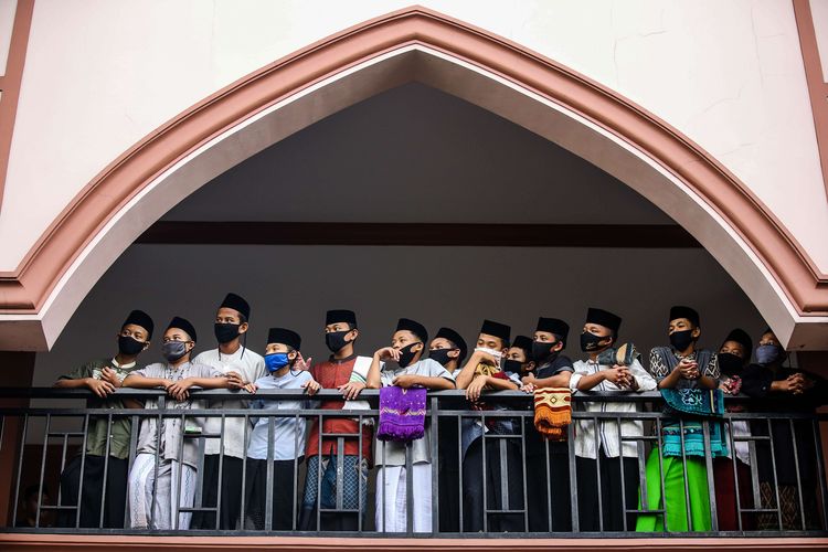 Santri putra beraktivitas  di Pondok Pesantren An Nuqthah, Kota Tangerang, Banten, Kamis (18/6/2020). Pondok pesantren An Nuqthah kembali melaksanakan aktivitas setelah libur panjang akibat COVID-19 dengan menerapkan protokol kesehatan dan pengecekan kesehatan bagi santri yang baru tiba.