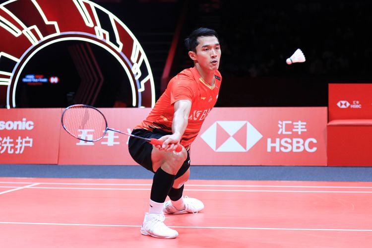 Jonatan Christie saat melawan Li Shi Feng (China) pada laga terakhhir fase grup BWF World Tour Finals 2023 di Hangzhou Olympic Sports Centre, China, Jumat (15/12/2023). 