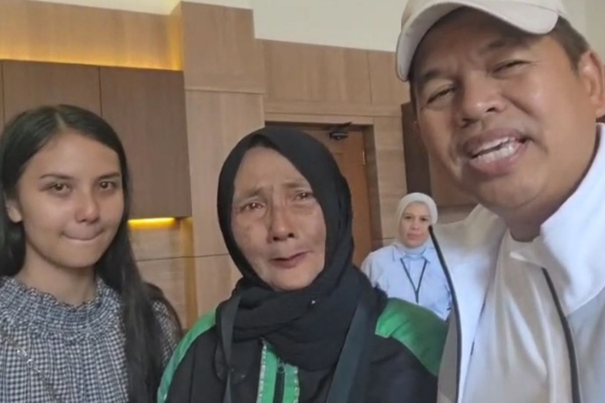 Gubernur Jabar, Dedi Mulyadi, saat bertemu pengemudi ojol Nunung di ruang kerjanya di Gedung Sate, Kota Bandung, Jumat (19/9/2025).