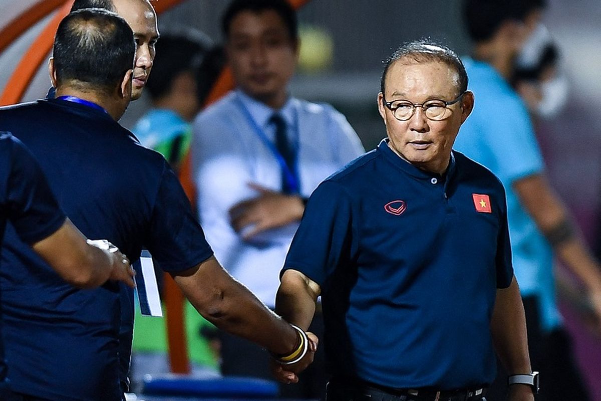 Pelatih timnas Vietnam Park Hang-seo seusai laga Vietnam vs Singapura pada laga persahabatan di Stadion Thong Nhat, Hio Chi Minh, 21 September 2022. Terkini, Park Hang-seo dilaporkan telah mencapai kesepakatan dengan Federasi Sepak Bola Vietnam untuk mengakhiri kerja sama pada 31 Januari 2023. Namun, dia masih menjadi pelatih Vietnam di Piala AFF 2022. Dia pun ikut mendampingi timnas Vietnam pada laga lanjutan Grup B Piala AFF 2022 kontra tuan rumah Singapura, Jumat (30/12/2022) malam WIB.