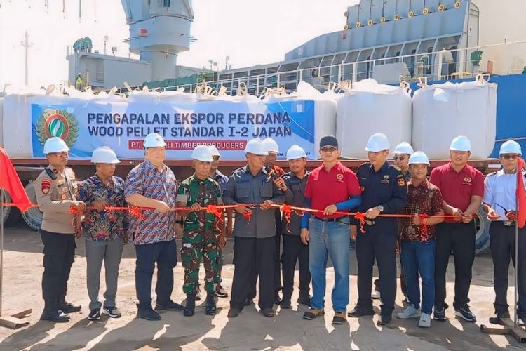 Produsen kayu olahan terbesar di Indonesia melakukan ekspor pertama dari pabrik terbaru di Mangole, Maluku