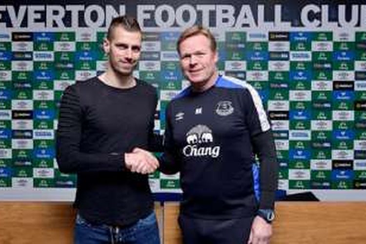 Morgan Schneiderlin (kiri) berfoto dengan manajernya di Everton, Ronald Koeman, pada Kamis (12/1/2017).