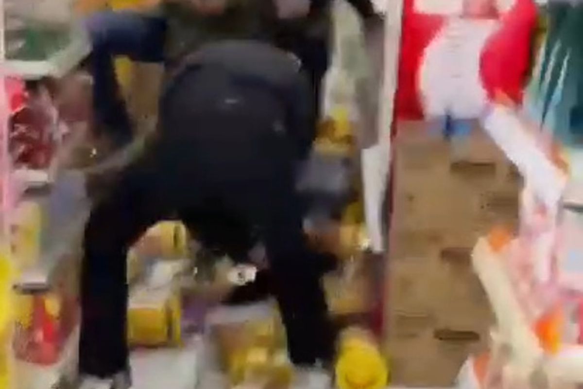 Kasatreskrim Polresta Bandung Kompol Luthfi Olot Gigantara saat di wawancarai terkait penganiayaan di dalam Minimarket hingga korban tewas, yang terjadi di Kecamatan Cimaung Kabupaten Bandung, Jawa Barat, Senin (17/3/2025)