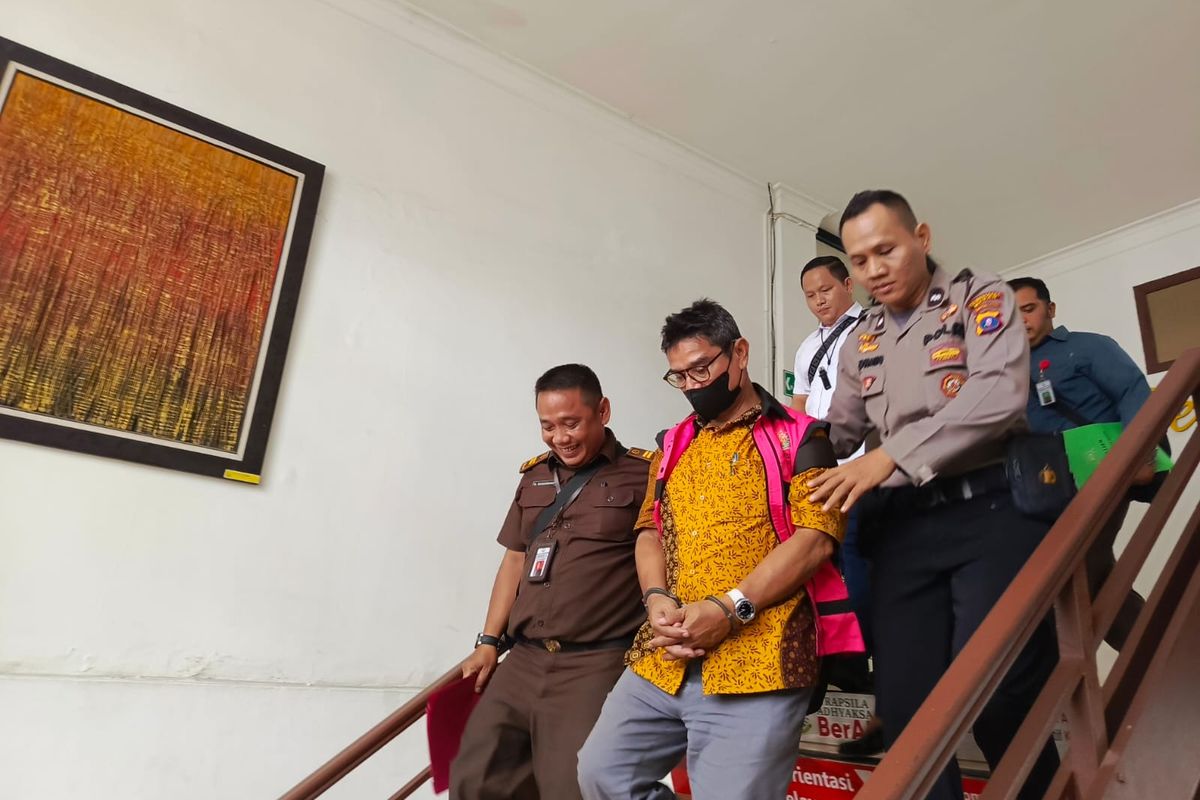 Kejaksaan Negeri Medan saat menahan mantan Direktur RSUP Adam Malik Mangapul Bakara, Selasa (2/4/2024)