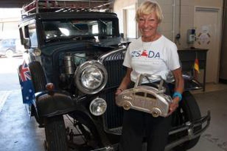 Heidi, 77 tahun, berpose di depan mobilnya Hudo, yang ia bawa keliling dunia.