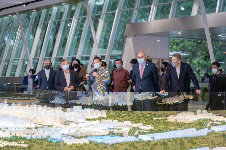 Chief Business Development Officer Sinar Mas Land Perry Handjaja sedang mempresentasikan BSD City kepada Menteri Perdagangan dan Industri Singapura Gan Kim Yong (kedua dari kiri). beserta delegasi dari Kementerian Perdagangan dan Industri Singapura, Badan Pengembangan Ekonomi Singapura, Enterprise Singapore dan Singapore Business Federation.