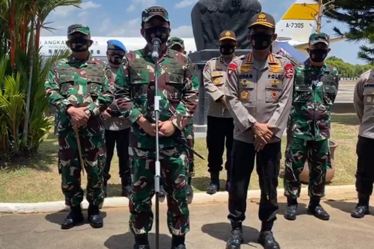 Panglima TNI Marsekal Hadi Tjahjanto (kiri) dan Kapolri Jenderal Idham Azis (kanan) di Bandara Sultan Hasanuddin, Makassar, Minggu (30/8/2020). 