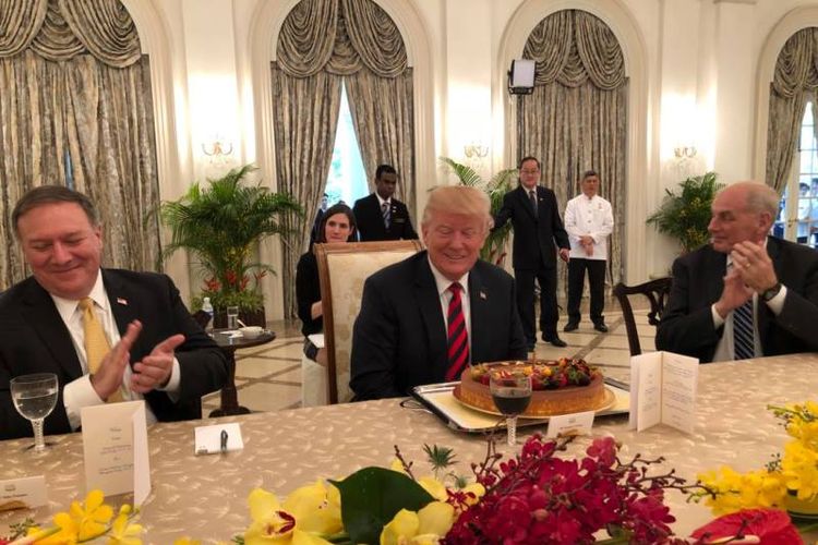 Presiden Amerika Serikat Donald Trump mendapat kejutan kue ulang tahun lebih awal di kediaman resmi PM Singapura, Istana, pada Senin (11/6/2018). (Twitter/Vivian Balakrishnan)