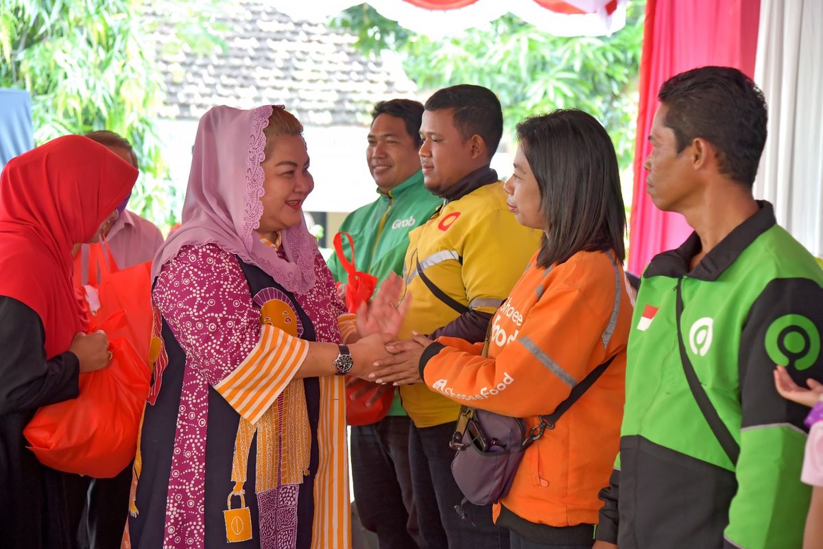 Wali Kota Semarang Hevearita Gunaryanti Rahayu membagikan sekitar 580 paket sembako untuk ojek online (ojol), perawat jenazah, lanjut usia (lansia), anak yatim serta anak stunting di wilayahnya.