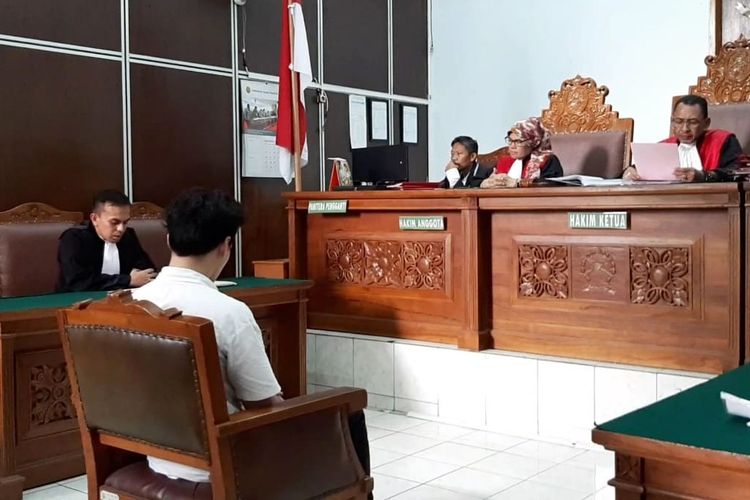 Artis peran Jefri Nichol hanya bisa menunduk saat dibacakan dakwaan atas dirinya di Pengadilan Negeri Jakarta Selatan, Senin (9/9/2019).