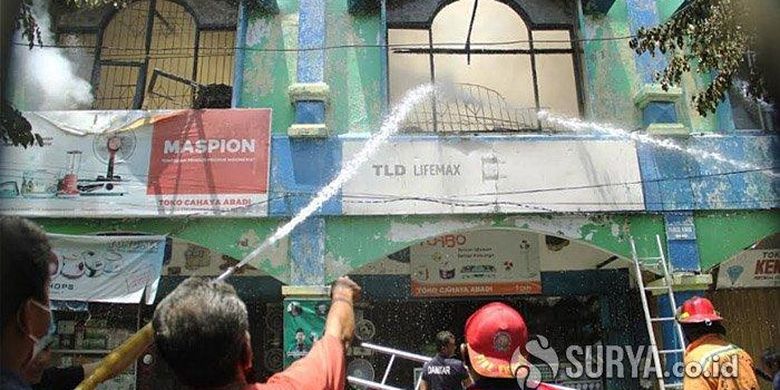 Petugas berusaha menjinakkan api yang membakar empat ruko di Pasar Larangan Sidoarjo, Selasa (10/11/2020). Akibat kebakaran ini kerugian ditaksir mencapai ratusan juta rupiah. 
