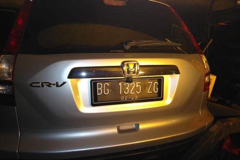 Honda CR-V Jatuh dari Jembatan Emas, 3 Penumpang Terjebak