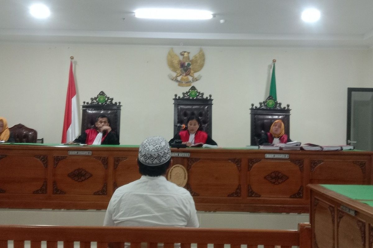 Muhammad Manggabarani duduk di depan majelis hakim dalam sidang pemeriksaan terdakwa atas kasus uang palsu produksi universitas islam negeri (UIN) Alauddin Makassar di pengadilan negeri (PN) Sungguminasa, Kabupaten Gowa, Sulawesi Selatan. Jumat, (11/7/2025).