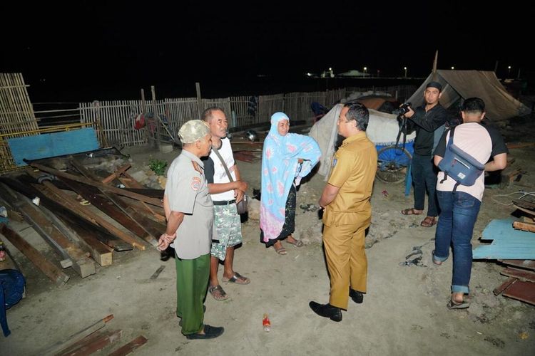 Wakil Gubernur Sulsel, Andi Sudirman Sulaiman mengunjungi korban bencana angin kencang dan angin puting beliung di Kabupaten Sidrap beberapa waktu lalu.