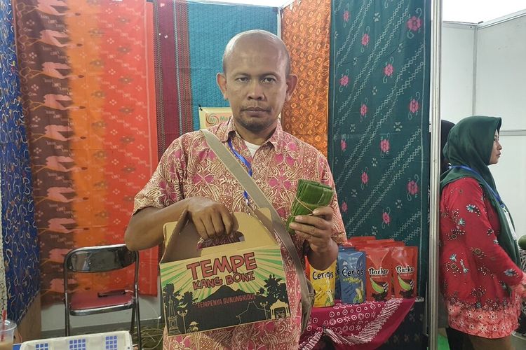 Boni Agus Kristanto warga Gedangsari, Gunungkidul, DI Yogyakarta, menunjukkan kemasan tempe buatannya di pameran UMKM di Taman Budaya Gunungkidul.