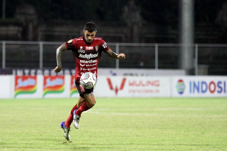 Pemain Bali United Stefano Lilipaly Sedang mengontrol bola saat pertandingan pekan 23 Liga 1 2021-2022 melawan PSM Makassar yang berakhir dengan skor 2-2 di Stadion I Gusti Ngurah Rai Denpasar, Senin (7/2/2022) malam.