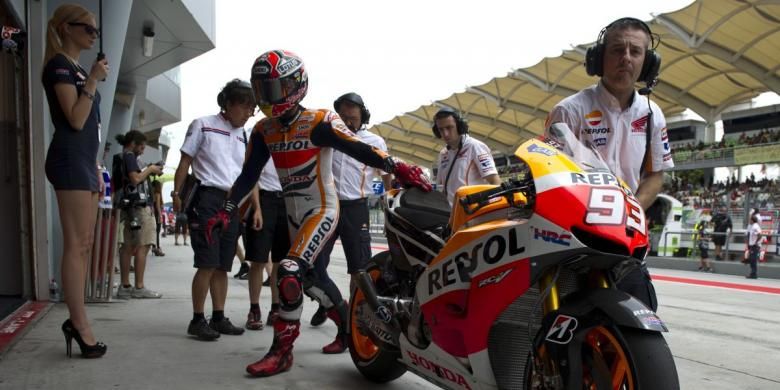 Pebalap MotoGP dari tim Repsol Honda, Marc Marquez, berjalan ke dalam garasi pada sesi latihan keempat Grand Prix Malaysia di Sirkuit Internasional Sepang, Sabtu (12/10/2013).