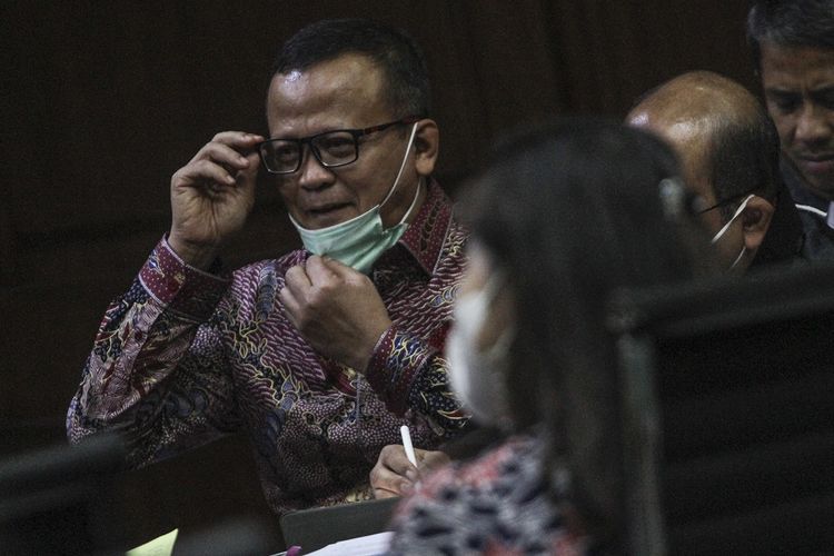 Terdakwa kasus suap izin ekspor benih lobster tahun 2020 Edhy Prabowo (kiri) menjalani sidang lanjutan di Pengadilan Tipikor, Jakarta, Selasa (8/6/2021). Agenda sidang lanjutan mantan Menteri Kelautan dan Perikanan tersebut adalah mendengarkan sejumlah keterangan saksi. ANTARA FOTO/Asprilla Dwi Adha/wsj.