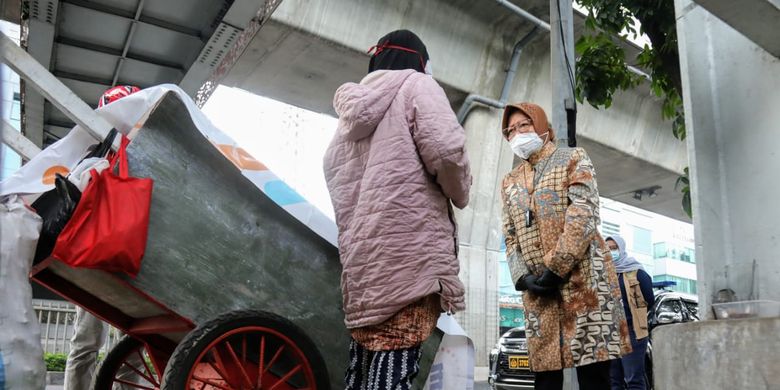 Menteri Sosial Tri Rismaharini berbincang dengan salah satu pemulung di Jakarta, Kamis (7/1/2021).