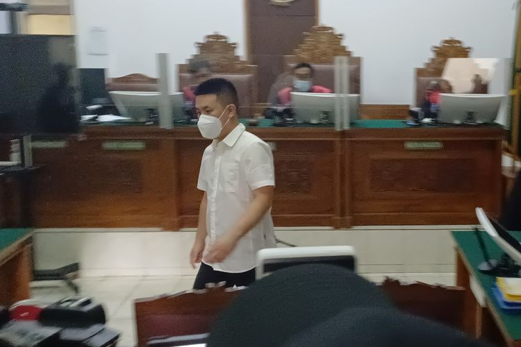 Terdakwa kasus penipuan terhadap artis Jessica Iskandar, Christopher Stefanus Budianto usai sidang putusan di Pengadilan Negeri Jakarta Selatan yang ditunda, Rabu (17/4/2024).