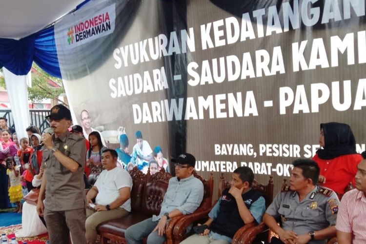 Bupati Pesisir Selatan Hendrajoni memberikan arahan kepada warga asal Pesisir Selatan yang datang dari Wamena beberapa waktu lalu