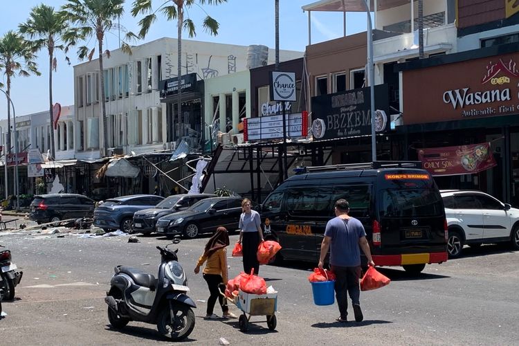 Dampak Ledakan di Pakuwon City Surabaya: Kaca Ruko Pecah, Atap Perumahan Warga Ambrol