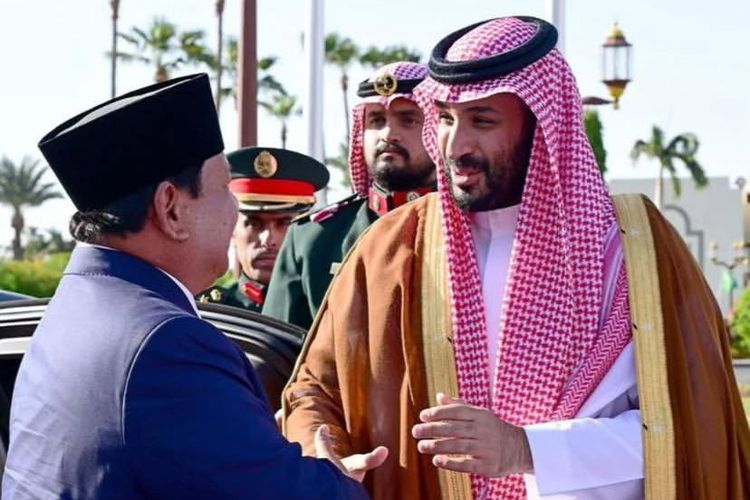 Presiden Prabowo Subianto bersalaman dan berbincang dengan  Putra Mahkota Arab Saudi, Mohammed bin Salman bin Abdulaziz Al Saud (MBS). 
