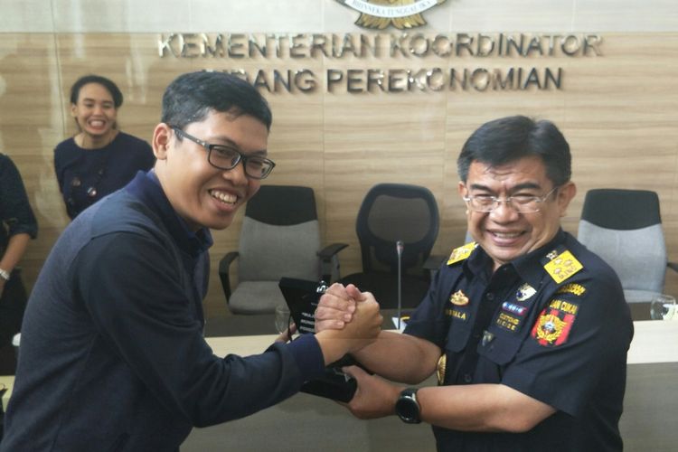 Direktur Teknis dan Fasilitas Cukai, Ditjen Bea Cukai. Nirwala Dwi Hariyanto (Kanan) di Kantor Kementerian Koordinator Perekonomian, Jalarta, Selasa (18/12/2018)