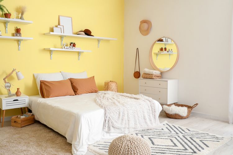 Ilustrasi kamar tidur dengan nuansa warna kuning, karpet di kamar tidur. 