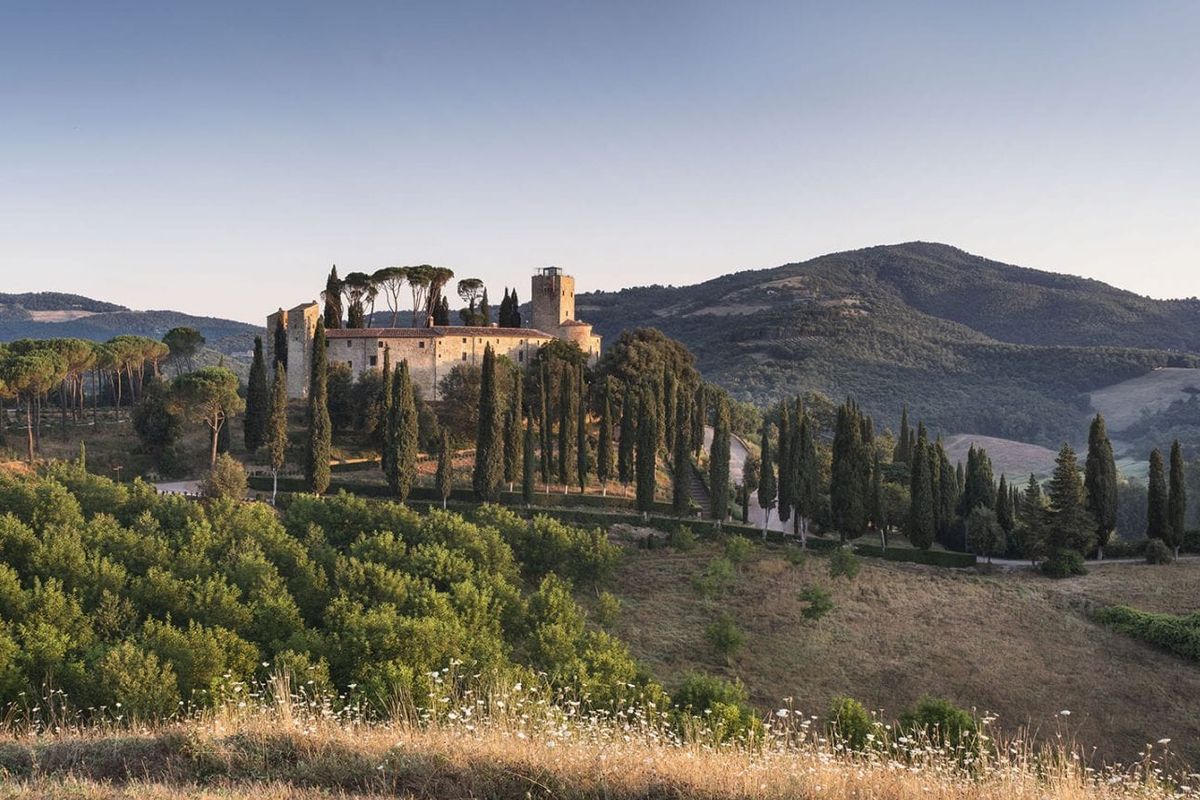 Pemandangan Hotel Castello di Reschio di atas bukit Umbria. Hotel ini merupakan hasil renovasi dari kastil tua berumur 1000 tahun