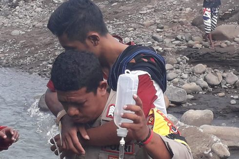 Cerita Bripka Syafrul Gendong Pasien DBD Lewati Banjir Kali Dagemage di Sikka