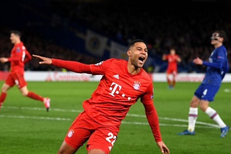 Pemain Bayern Muenchen, Serge Gnabry, merayakan golnya ke gawang Chelsea.