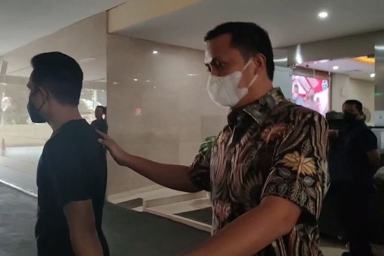 Saat tersangka kasus pembunuhan berencana Brigadir J,  Bharada E dan kuasa hukumnya selesai menjalani pemeriksaan kesehatan di Lobi Bareskrim Polri, Jakarta, Selasa (4/10/2022).