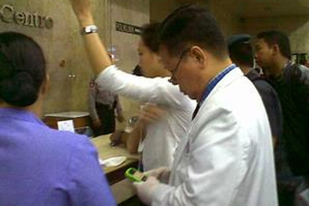 Sebayak 38 korban ledakan bom di mega kuningan dibawa ke rumah sakit mmc, kuningan jakarta. Rumah sakit ini mendapat tambahan tim dokter untuk merawat korban-korban yang ada. Tim dokter tengah berkoordinasi di lobi rumah sakit, Jakarta, Jumat (17/7)