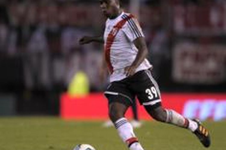 Bek River Plate asal Kolombia, Eder Alvarez Balanta.