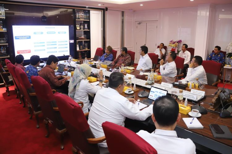 Pertemuan Menpan-RB Rini Widyantini dengan Mensesneg Prasetyo Hadi di Kantor Kemenpan-RB, Jakarta, Senin (11/11/2024).