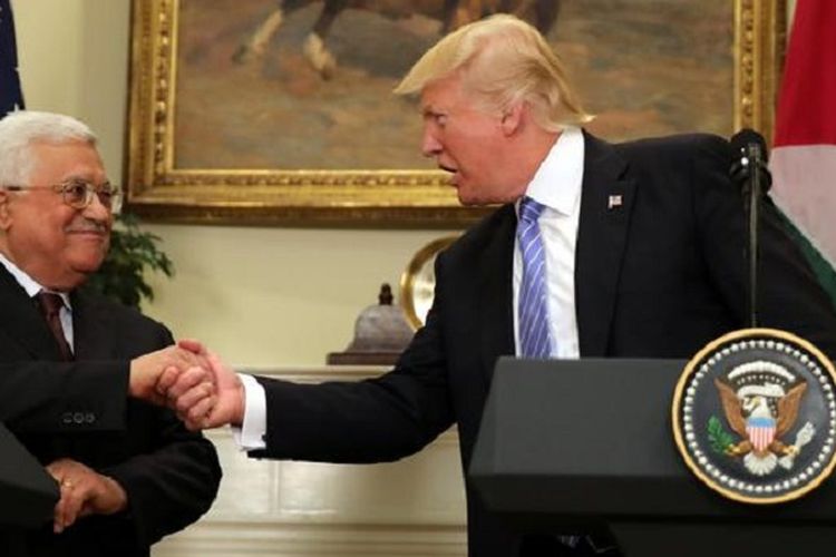 Presiden Palestina, Mahmoud Abbas (kiri) bersama Presiden AS Donald Trump di Oval Office, Gedung Putih, Washington DC, Rabu (3/5/2017) waktu setempat.
