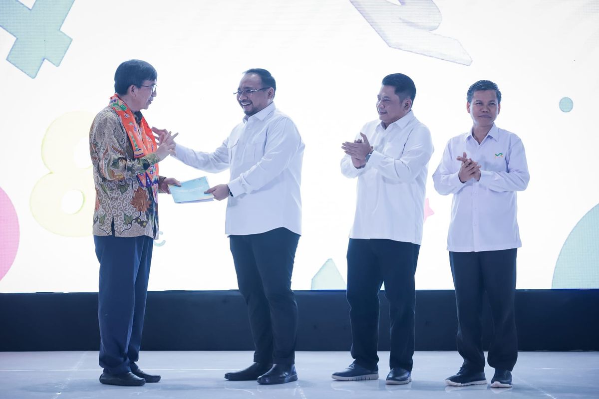 Menteri Agama Yaqut Cholil Qoumas bersama Profesor Bidang Matematika dan Fisika Yohanes Surya dalam peluncuran Program Madrasah Pandai Berhitung, Senin (16/10/2023). 