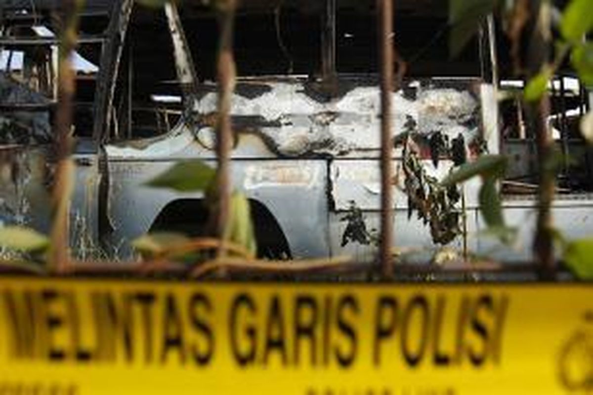 Garis polisi terpasang di lokasi kebakaran yang melanda pul bus milik salah satu operator transjakarta, PT Trans Batavia, Rawa Buaya, Jakarta Barat, Rabu (2/8/2015).