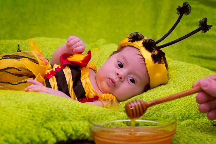Bayi mengonsumsi madu