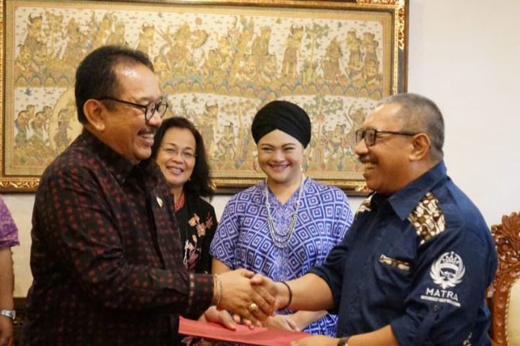 Wakil Gubernur Bali Tjokorda Oka Artha Ardhana Sukawati bersama Ketua DPP MATRA, KGPAA Mangku Alam II, saat bertemu di kantor Gubernur Bali pada Selasa (5/7/2022). /Dok.Humas Pemprov Bali