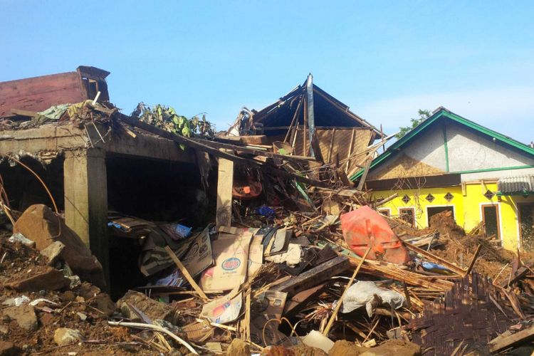  Sejumlah bangunan rumah nyaris ambruk tertimbun tanah longsor di Kampung Garehong, Cisolok, Sukabumi, Jawa Barat, Selasa (8/1/2019).  