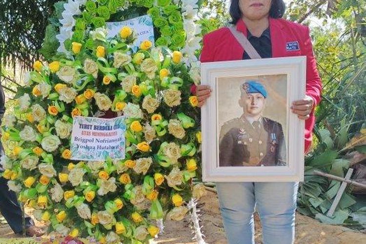 Brigpol J dimakamkan di Kecamatan Sungai Bahar, Muarojambi. Penembakan Brigadir J, Ayah Temukan Kejanggalan Minta Kapolri Bentuk Tim Pencari Fakta 

