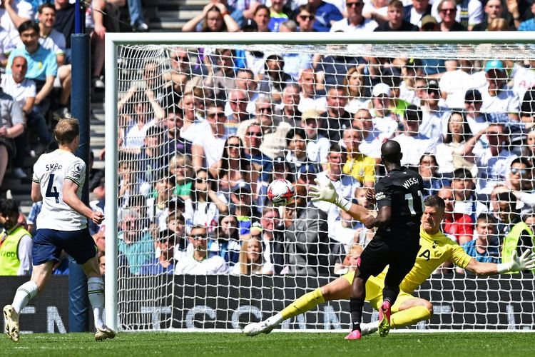 Penyerang Brentford Yoane Wissa mencetak gol ketiga Brentford ke gawang Tottenham Hotspur. Spurs terkapar di depan pendukungnya sendiri saat menjamu Brentford di Tottenham Hotspur Stadium pada Sabtu (20/5/2023) malam WIB.