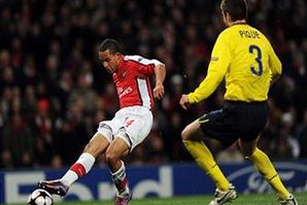 Gelandang Arsenal, Theo Walcott (kiri).