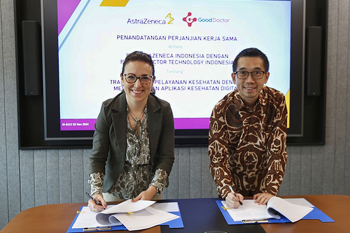 Esra Yildiz Erkomay, Country President of AstraZeneca Indonesia bersama Danu Wicaksana, CEO of Good Doctor Technology.