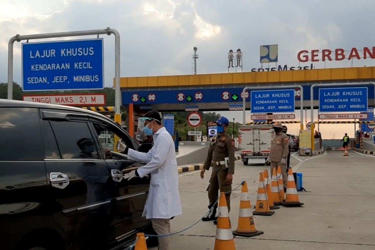 Pemeriksaan pengendera di Tol Kalikangkung Semarang, sabtu (30/5/2020).