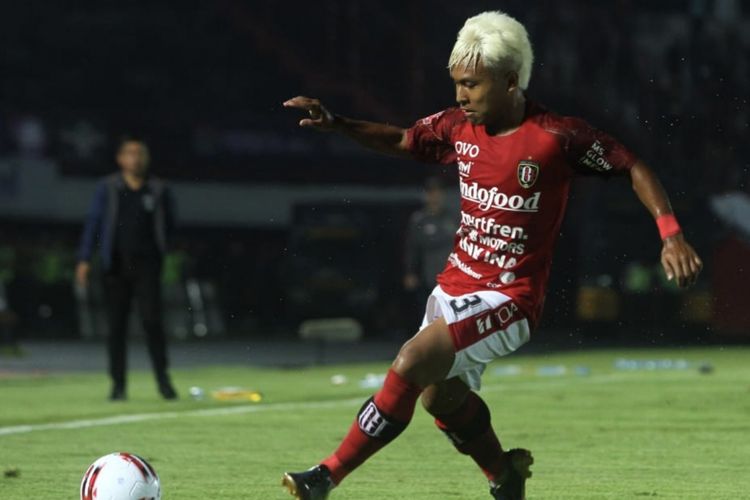 Model rambut berwarna putih penyerang sayap Bali United, Fahmi Al Ayyubi.