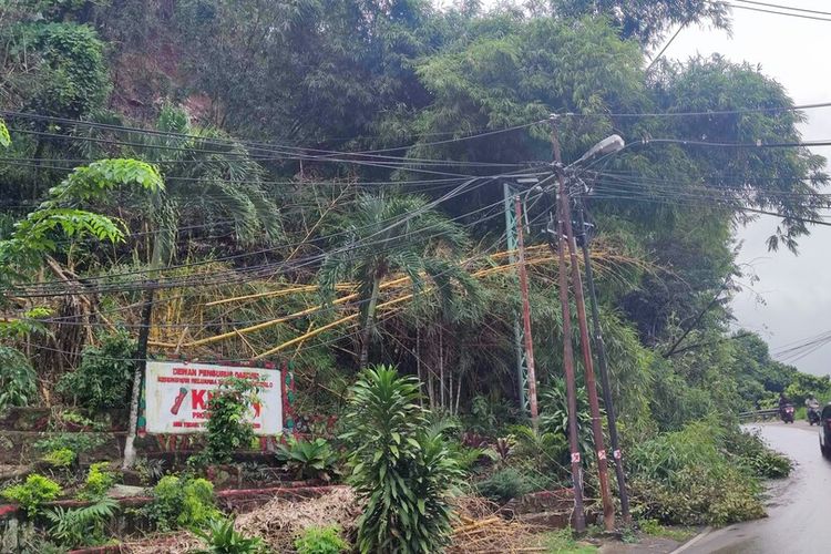 Hujan lebat yang mengguyur kota Jayapura Papua, sejak Kamis (6/1/2022) malam hingga Jumat dini hari, menyebabkan sejumlah titik di wilayah tersebut terkena bencana banjir dan longsor. Salah satu longsor terjadi di tanjakan Kalam Kudus yang merupakan area terdekat dari pusat Kota Jayapura